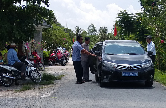 [-]Cựu[-]bí[-]thư[-]Hậu[-]Giang[-]nói[-]gì[-]vụ[-]xe[-]công[-]đi[-]khánh[-]thành[-]phủ[-]đường?